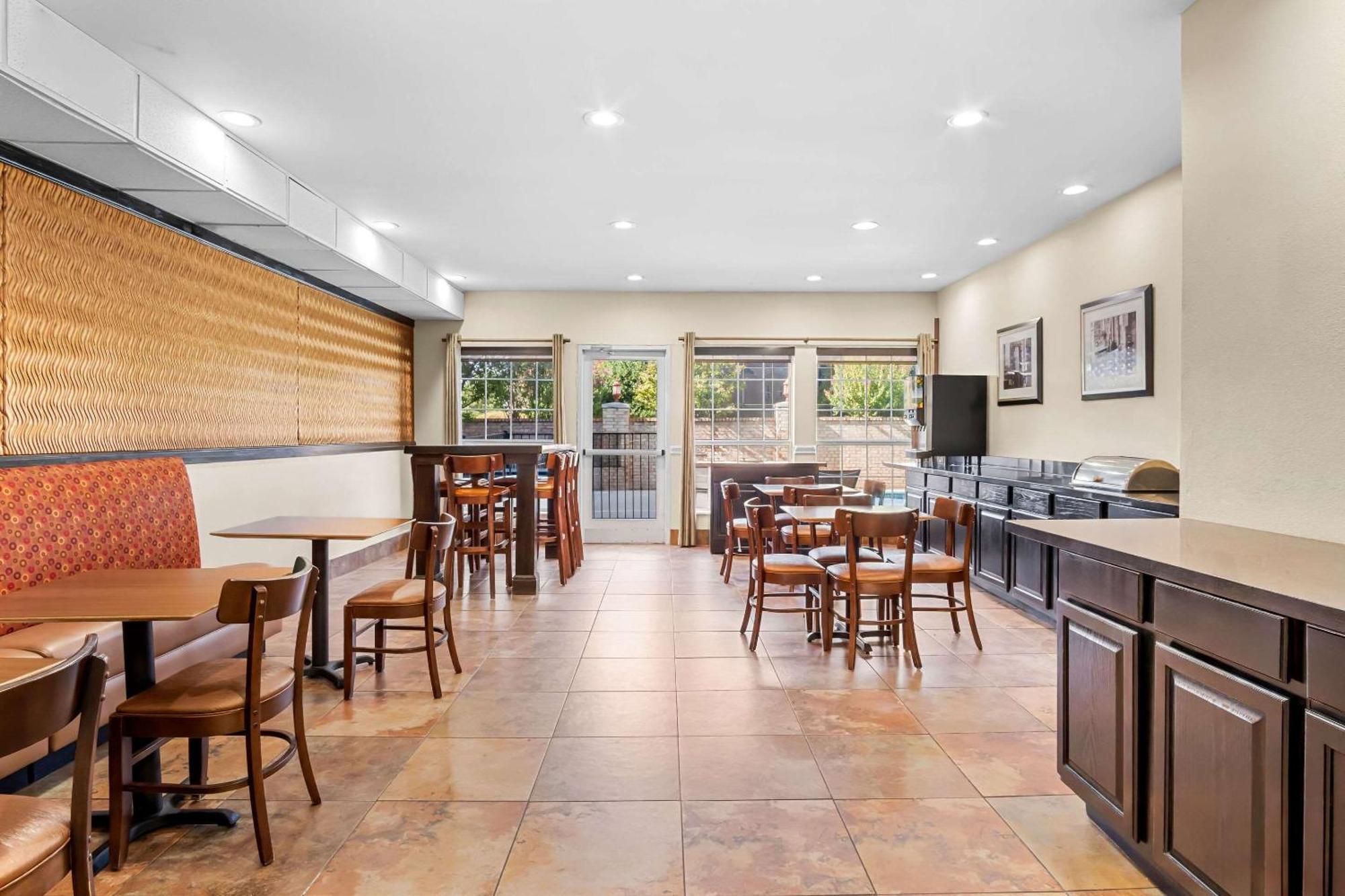 Mainstay Suites Addison-Dallas Экстерьер фото